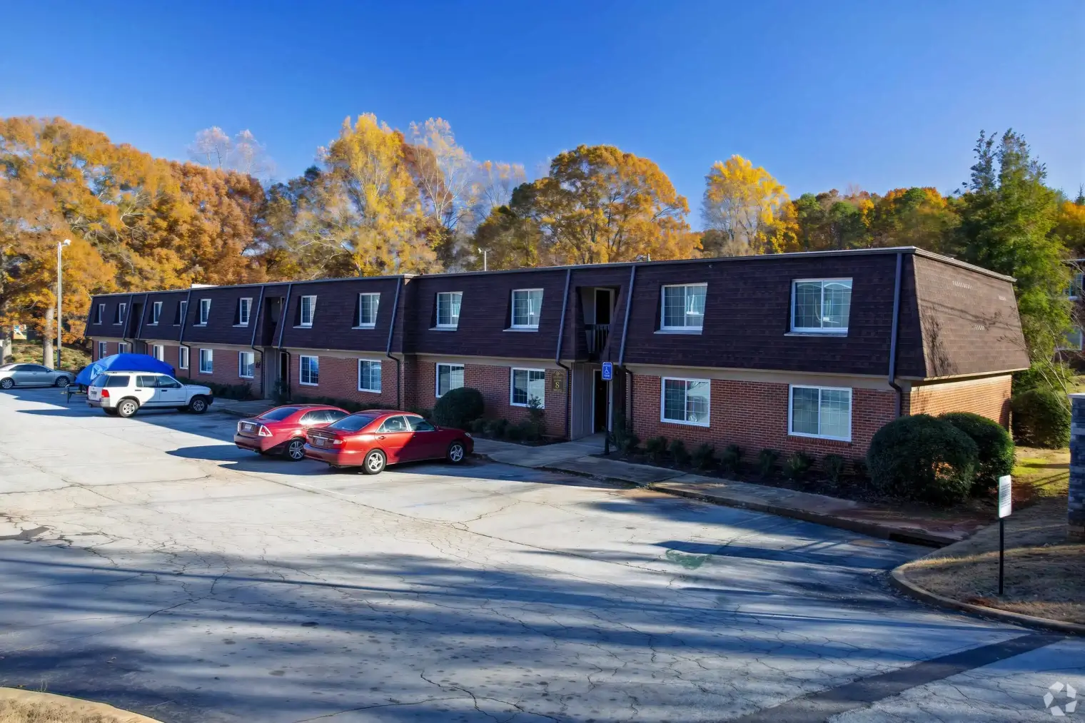 eagle trace greenville sc apartments exterior garage 1