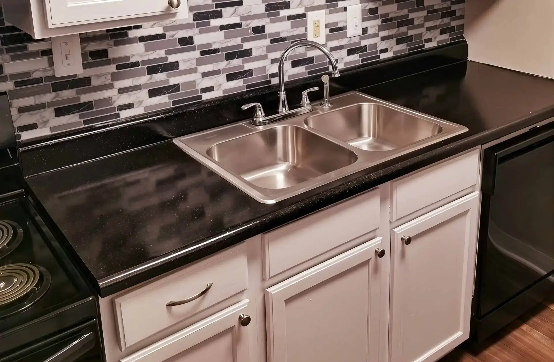 eagle trace apartments greenville kitchen 1 1 1 e1763056441902